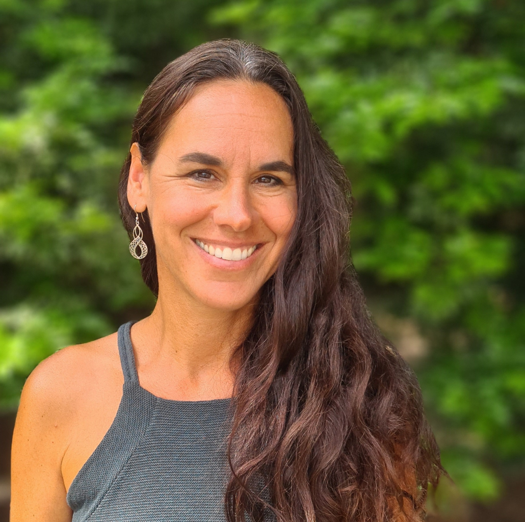 Julia Giaccone, Yin Yogalehrerin und leiterin der Yin Yogalehrerausbildung, lächelt