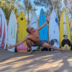 Fabio Vinyasa Yoga Fabio übt Surfer Yoga Haltung