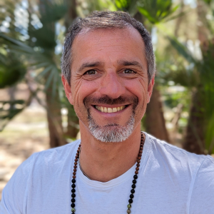 Fabio Giaccone, Leiter dr Yogalehrerausbildung und Breathwork Ausbildung, schaut in den Kamera und lächelt