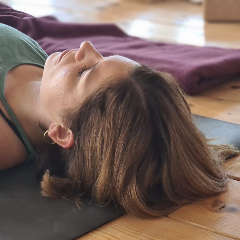 Teilnehmer übt Yin Yoga Haltung während Yin Yogalehrerausbildung Kempten