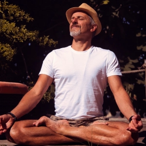 Yoga Workshop Blissful Yoga Man sitzt im Schneider Sitz