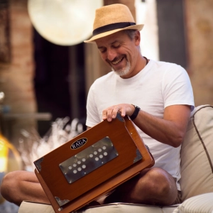 Yoga Kirtan Fabio spielt Harmonium