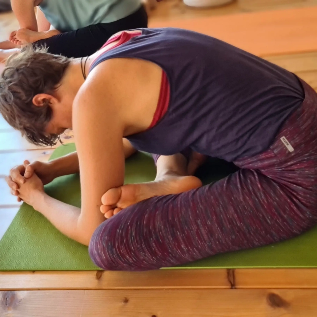 Teilnehmerin der Yin Ausbildung übt Schuster Haltung