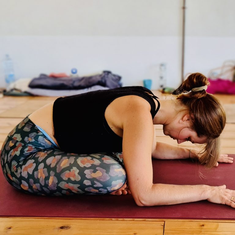 Teilnehmerin der Yin Yogalehrerausbildung übt Square Haltung während der Ausbildung