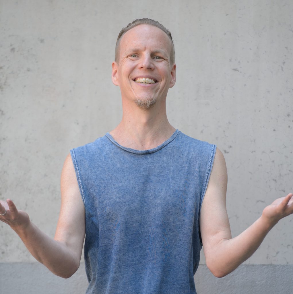 Mann lächelt in die Kamera