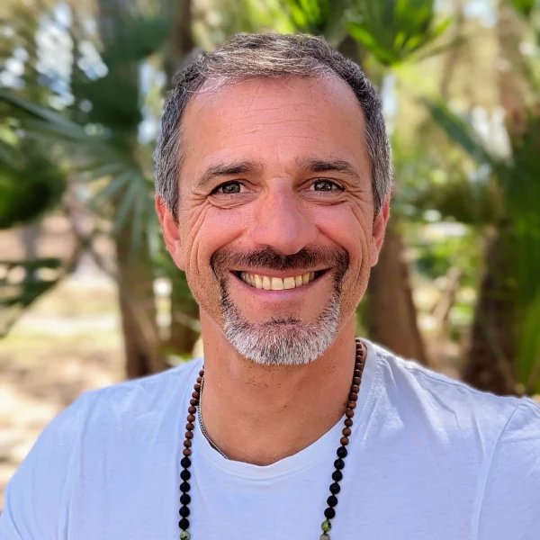 Fabio Giaccone, Leiter von der Yogalehrerausbildung, lächelt in die Kamera