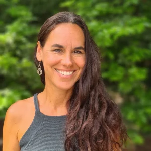 Julia Giaccone, Co-Leiterin der Yogalehrerausbildung, lächelt in die Kamera